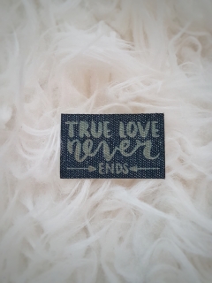 Nažehľovačka tkaná TRUE LOVE NEVER ENDS (4 x 2cm)