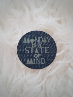 Nažehľovačka tkaná MONDAY IS A STATE OF MIND (4cm)